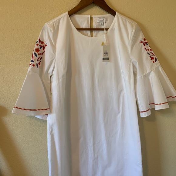 White/ floral embroidered Dress w/bell sleeves - Picture 2 of 8